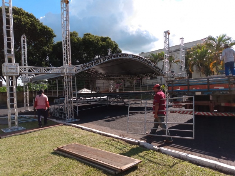 Há pouco menos de dois dias para o início do Carnaval 2020, com a abertura oficial programada para sábado, 22, a montagem da estrutura da festa está em ritmo acelerado, na Praça Gaioso Neves em frente à Prefeitura de Araguari.