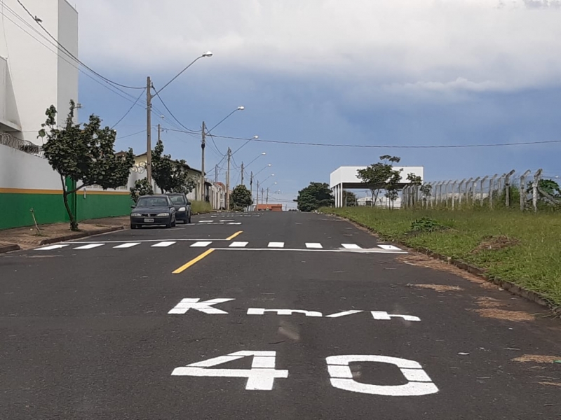 A Prefeitura de Araguari, por meio da Secretaria de Trânsito, Transporte e Mobilidade Urbana continuam o trabalho de manutenção da sinalização estratigráfica nas ruas e avenidas da cidade, assim como a recuperação da sinalização de solo que é uma das atividades realizadas pela SETTRANS.