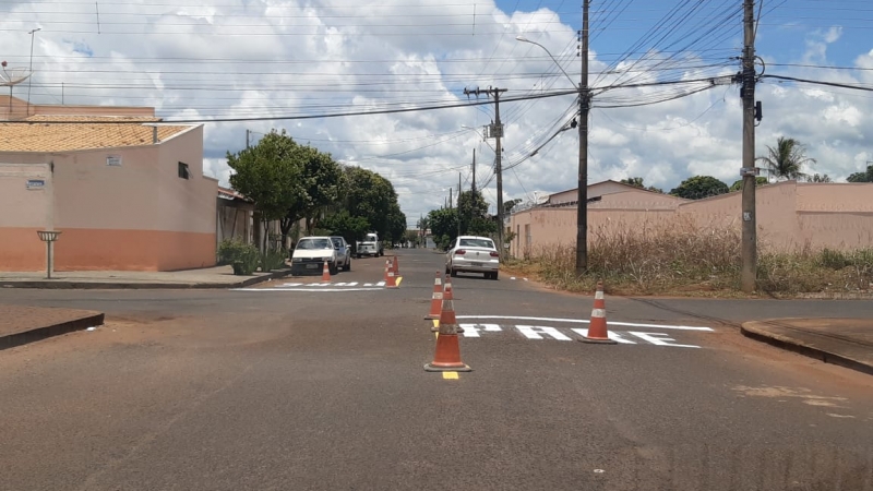 A Prefeitura de Araguari, por meio da Secretaria de Trânsito, Transporte e Mobilidade Urbana continuam o trabalho de manutenção da sinalização estratigráfica nas ruas e avenidas da cidade, assim como a recuperação da sinalização de solo que é uma das atividades realizadas pela SETTRANS.