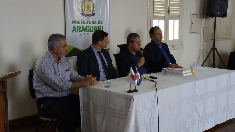 A Prefeitura de Araguari, através da Secretaria de Educação, da Procuradoria Geral do Município e da Secretaria de Administração com a presença do Ministério Público Federal anunciaram em uma coletiva de imprensa, realizada na manhã de hoje (21) no Palácio dos Ferroviários a realização de uma Audiência Pública, para sanar as dúvidas em relação ao processo de credenciamento de pessoa física para prestação de serviços de transporte de alunos da zona rural, zona urbana e professores que prestam serviços nas unidades educacionais da zona rural do município de Araguari-MG.