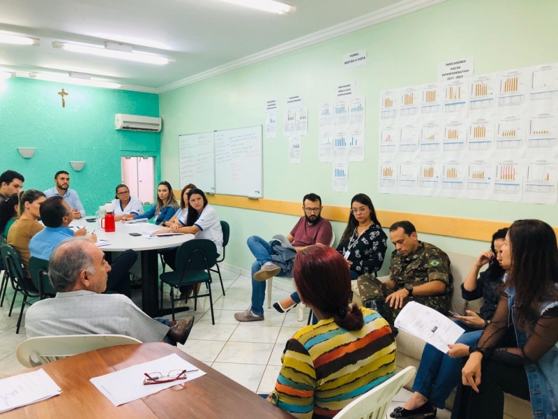 Na última sexta-feira (28) a Secretaria de Saúde realizou uma reunião com todas as coordenações de hospitais (particulares e públicos), vigilância epidemiológica, coordenação da UPA, coordenação da Santa Casa, coordenação da Atenção Básica, o Secretário de Saúde, Guilherme Afonso, entre outros envolvidos no processo de contingência do Coronavírus.