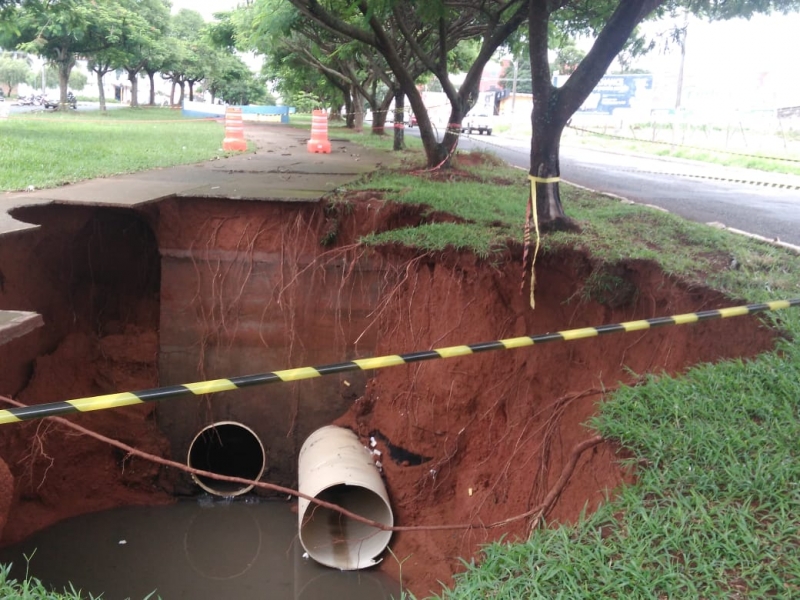 A Prefeitura de Araguari, através da Secretaria de Obras iniciou os estudos para definir o que será necessário para promover a recuperação da cratera que foi aberta no canteiro da Avenida Minas Gerais, próxima a Escola Estadual Isolina França Soares Torres.