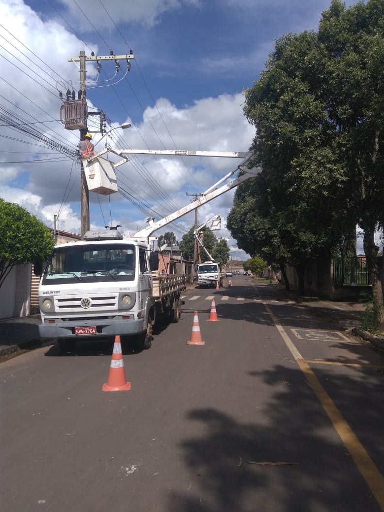 A Prefeitura de Araguari, por meio da Secretaria de Obras promoveu hoje (03), a troca de lâmpadas de vapor de sódio pelas de