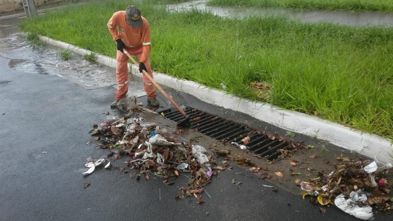 A Prefeitura de Araguari, através da Secretaria de Serviços Urbanos e Distritais segue realizando a limpeza e desobstrução dos bueiros que estão apresentando entupimentos e com isso prejudicando o escoamento das águas das chuvas.