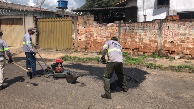  A Prefeitura de Araguari, através da Secretaria de Obras segue com trabalhos de tapa-buracos por várias ruas e avenidas de Araguari. As equipes estão divididas e atuando em vários setores ao mesmo tempo.