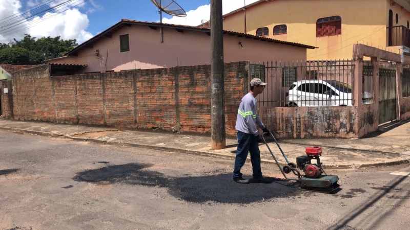  A Prefeitura de Araguari, através da Secretaria de Obras segue com trabalhos de tapa-buracos por várias ruas e avenidas de Araguari. As equipes estão divididas e atuando em vários setores ao mesmo tempo.