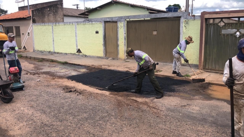  A Prefeitura de Araguari, através da Secretaria de Obras segue com trabalhos de tapa-buracos por várias ruas e avenidas de Araguari. As equipes estão divididas e atuando em vários setores ao mesmo tempo.