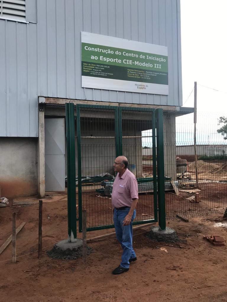 O Prefeito Marcos Coelho fez na manhã de hoje (09), uma visita técnica na construção do Centro de Iniciação ao Esporte – CIE – Modelo III. A praça esportiva está localizada no Bairro São Sebastião e atenderá a população na prática esportiva em todas as modalidades.