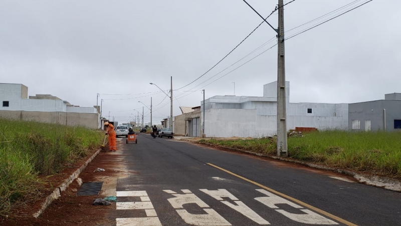 A Prefeitura de Araguari, através da Secretaria de Serviços Urbanos e Distritais intensificou nesta semana, os trabalhos de limpeza nos canteiros das avenidas da cidade. Nas últimas semanas, o serviço foi pedido por parte da comunidade, já que devido às chuvas o capim cresceu muito em vários pontos.