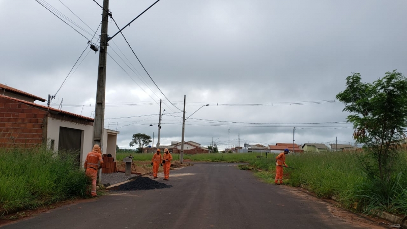 A Prefeitura de Araguari, através da Secretaria de Serviços Urbanos e Distritais intensificou nesta semana, os trabalhos de limpeza nos canteiros das avenidas da cidade. Nas últimas semanas, o serviço foi pedido por parte da comunidade, já que devido às chuvas o capim cresceu muito em vários pontos.