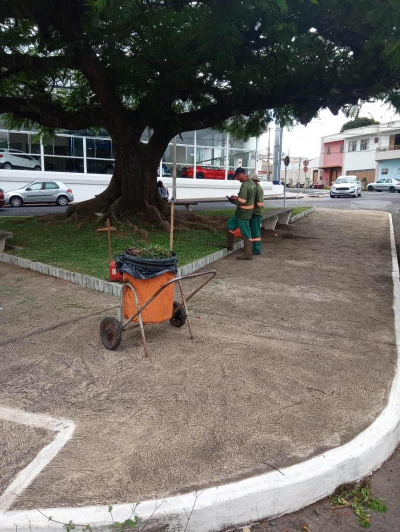 A Prefeitura de Araguari, através da Secretaria de Serviços Urbanos e Distritais intensificou nesta semana, os trabalhos de limpeza nos canteiros das avenidas da cidade. Nas últimas semanas, o serviço foi pedido por parte da comunidade, já que devido às chuvas o capim cresceu muito em vários pontos.