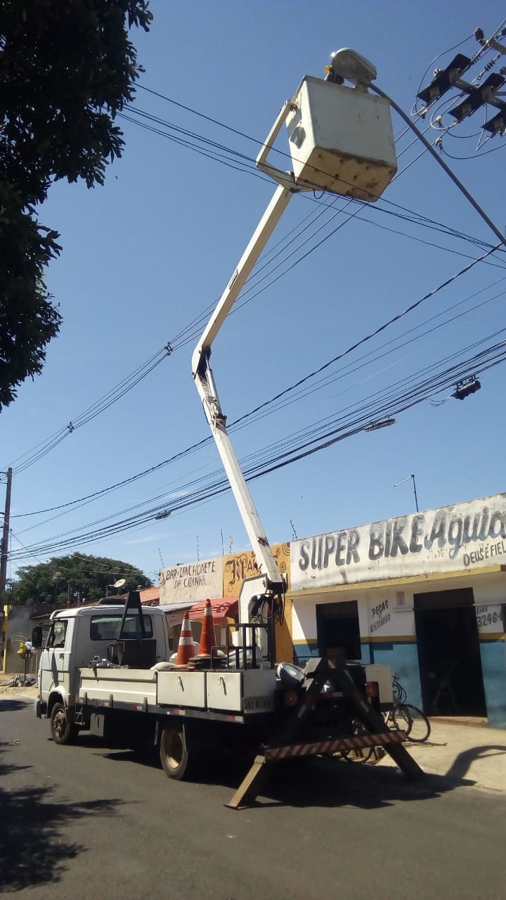 A Prefeitura de Araguari, através da Secretaria de Obras, segue com trabalhos de troca de lâmpadas dentro do perímetro urbano.