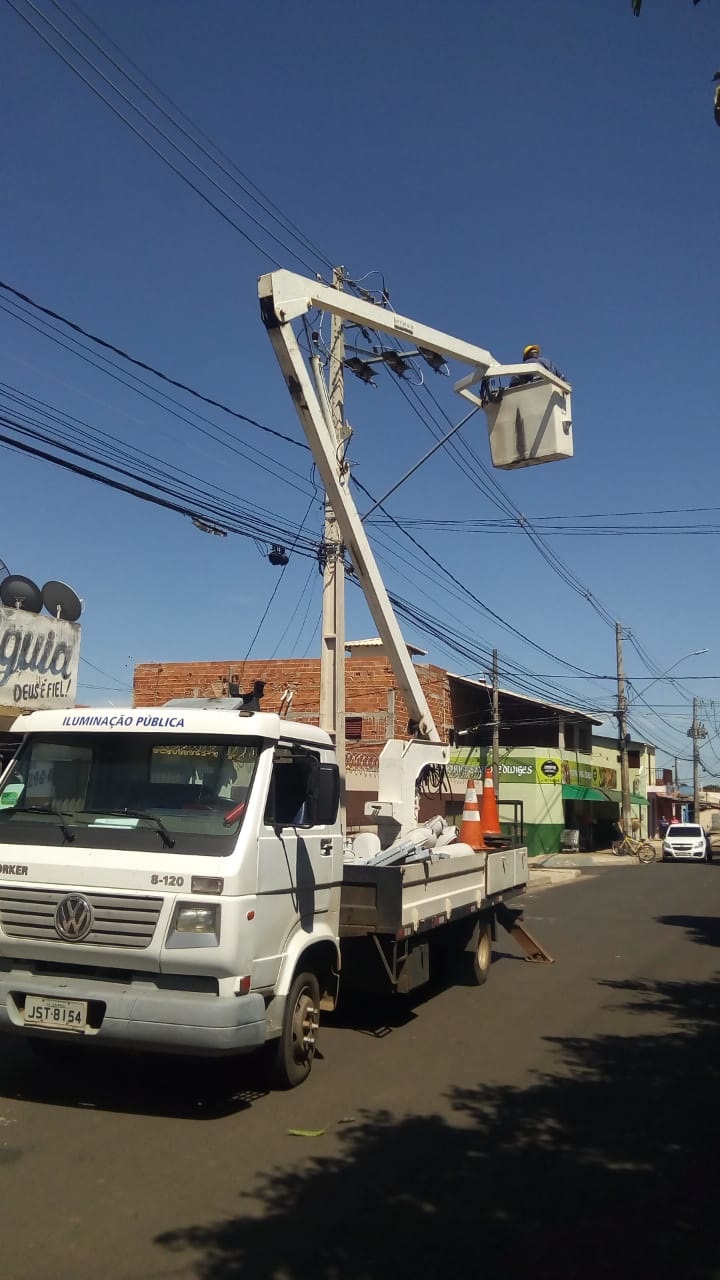 A Prefeitura de Araguari, através da Secretaria de Obras, segue com trabalhos de troca de lâmpadas dentro do perímetro urbano.