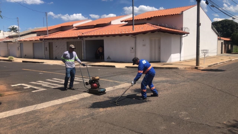 A Prefeitura de Araguari, através da Secretaria de Obras, informa sobre operação tapa-buracos realizada nesta terça-feira (14)