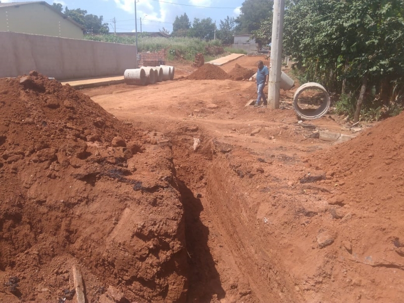 A Prefeitura de Araguari, através da Secretaria de Obras segue com os trabalhos na Rua Abolição, Bairro do Bosque. O setor vem passando por obras para melhorar a captação das águas das chuvas e evitar transtornos que vinham causando prejuízos ao município e a população.