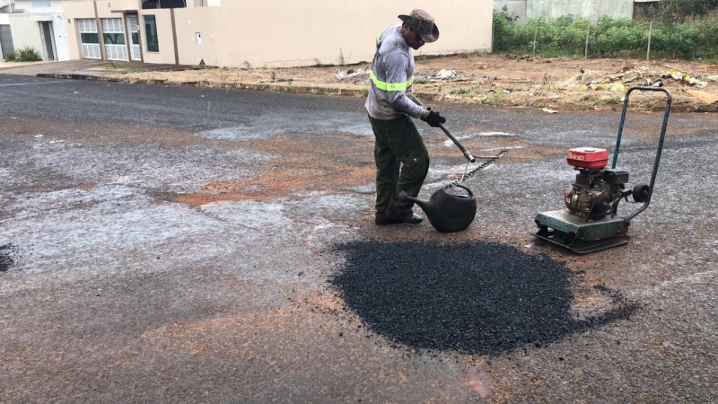 A Prefeitura de Araguari, através da Secretaria de Obras, informa sobre operação tapa-buracos realizada nesta sexta-feira (17)