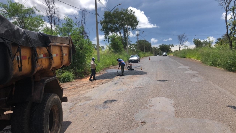 A Prefeitura de Araguari, através da Secretaria de Obras, informa sobre operação tapa-buracos realizada nesta segunda-feira (20)