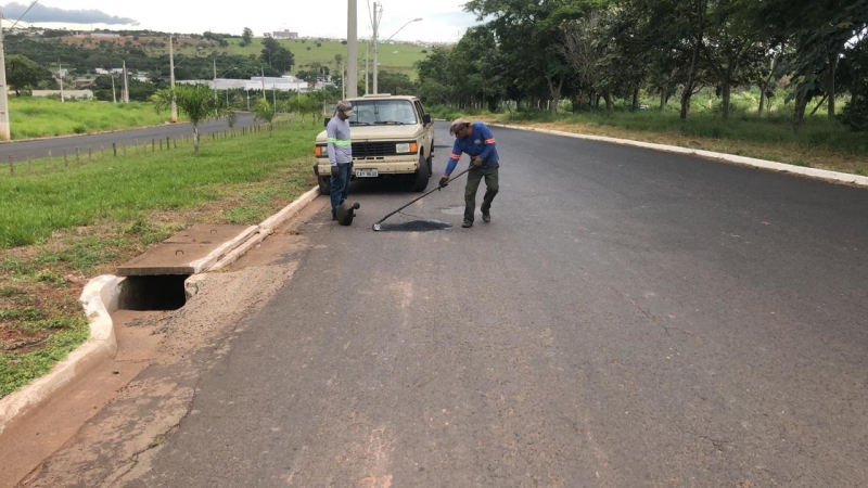 A Prefeitura de Araguari, através da Secretaria de Obras, informa sobre operação tapa-buracos realizada nesta segunda-feira (20)