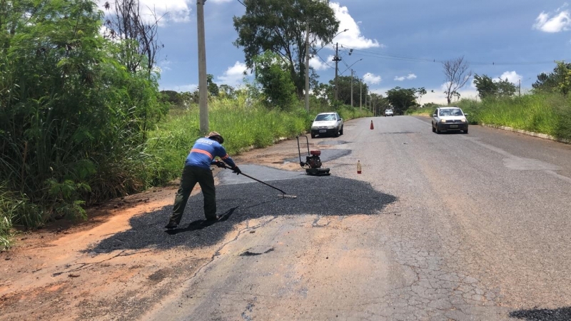 A Prefeitura de Araguari, através da Secretaria de Obras, informa sobre operação tapa-buracos realizada nesta segunda-feira (20)