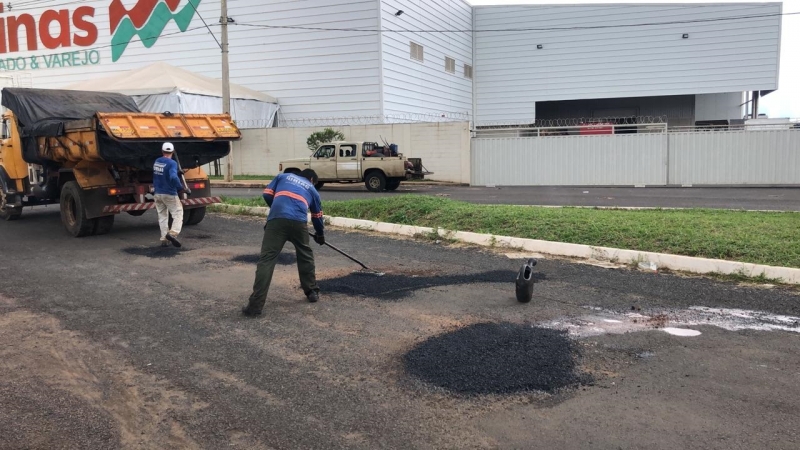 A Prefeitura de Araguari, através da Secretaria de Obras, trabalha nesta semana na recuperação das vias de saída e entrada da cidade, em especial a Avenida Teodoreto Veloso de Carvalho. Com período de chuvas mais fortes a enxurrada danifica algumas partes da via, arrancando a capa do asfalto e formando buracos enormes.