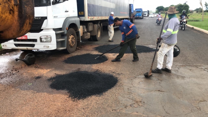 A Prefeitura de Araguari, através da Secretaria de Obras, trabalha nesta semana na recuperação das vias de saída e entrada da cidade, em especial a Avenida Teodoreto Veloso de Carvalho. Com período de chuvas mais fortes a enxurrada danifica algumas partes da via, arrancando a capa do asfalto e formando buracos enormes.