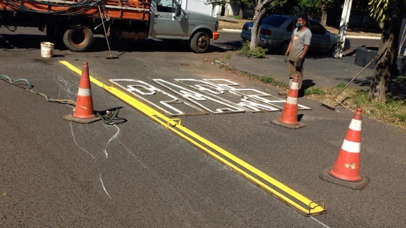 A Prefeitura de Araguari, por meio da Secretaria de Trânsito, Transporte e Mobilidade Urbana, reiniciou o serviço de reforço na sinalização de solo no município. 