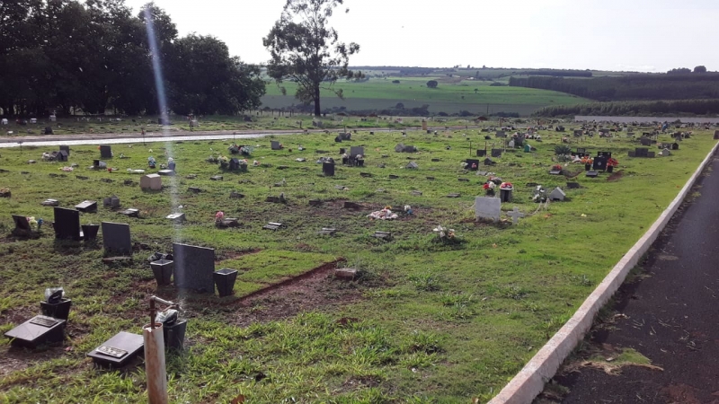 A Prefeitura de Araguari, através da Secretaria de Obras, informa que os trabalhos referentes à limpeza dos cemitérios, bem como as manutenções, seguem todos os dias nos Cemitérios: Bom Jesus, Park, Amanhece, Piracaíba, Campo Redondo, Florestina e Santo Antônio. 