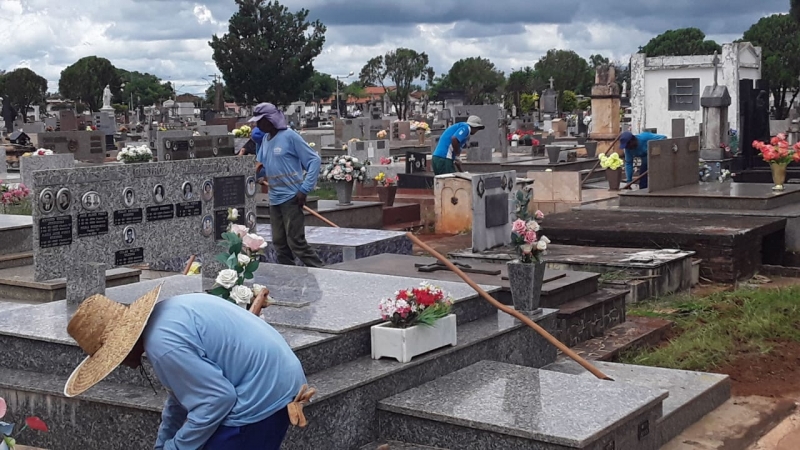 A Prefeitura de Araguari, através da Secretaria de Obras, informa que os trabalhos referentes à limpeza dos cemitérios, bem como as manutenções, seguem todos os dias nos Cemitérios: Bom Jesus, Park, Amanhece, Piracaíba, Campo Redondo, Florestina e Santo Antônio. 