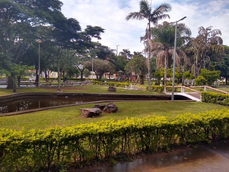 A Prefeitura de Araguari, através da Secretaria de Serviços Urbanos e Distritais executou hoje (23), o trabalho de limpeza na Praça Tereza França de Lima, região central de Araguari.