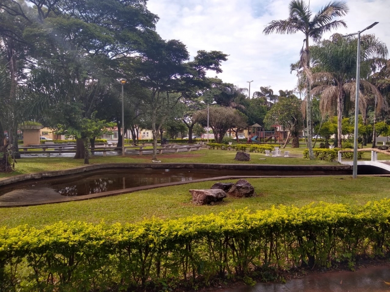 A Prefeitura de Araguari, através da Secretaria de Serviços Urbanos e Distritais executou hoje (23), o trabalho de limpeza na Praça Tereza França de Lima, região central de Araguari.