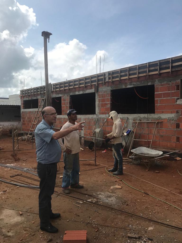 O Prefeito Marcos Coelho visitou essa semana as obras do CAPS AD II no bairro São Sebastião, que atenderá pessoas com necessidade decorrentes do uso de álcool e outras drogas. A unidade de saúde contará com consultório médico e psicológico, além de equipe multiprofissional, composta por médico, enfermeiro, psicólogo, assistente social, educador físico e agentes de redução de danos. O CAPS-AD atenderá além de Araguari, mais sete cidades do Triângulo Mineiro. O atendimento será em regime de plantão e funcionará 24 horas. A obra tem um orçamento de Um milhão e 200 Mil Reais com recursos do Ministério da Saúde e contrapartida da Prefeitura.