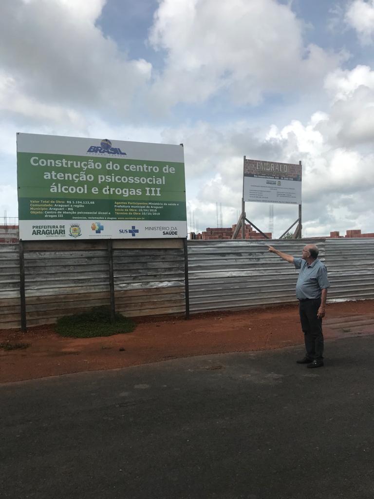 O Prefeito Marcos Coelho visitou essa semana as obras do CAPS AD II no bairro São Sebastião, que atenderá pessoas com necessidade decorrentes do uso de álcool e outras drogas. A unidade de saúde contará com consultório médico e psicológico, além de equipe multiprofissional, composta por médico, enfermeiro, psicólogo, assistente social, educador físico e agentes de redução de danos. O CAPS-AD atenderá além de Araguari, mais sete cidades do Triângulo Mineiro. O atendimento será em regime de plantão e funcionará 24 horas. A obra tem um orçamento de Um milhão e 200 Mil Reais com recursos do Ministério da Saúde e contrapartida da Prefeitura.