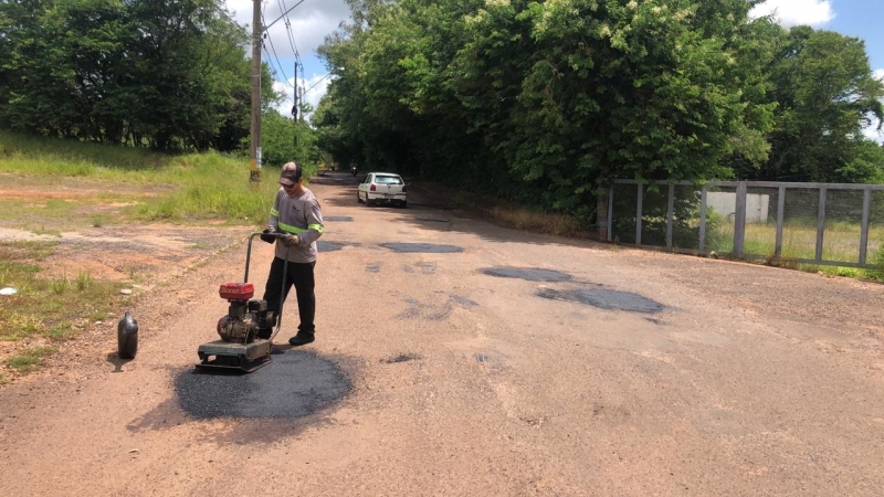 A Prefeitura  de Araguari, através da Secretaria de Obras, realizou hoje (27), a manutenção da Rua Júlio César de Sousa (Rua da Tripan) no Bairro do Bosque.