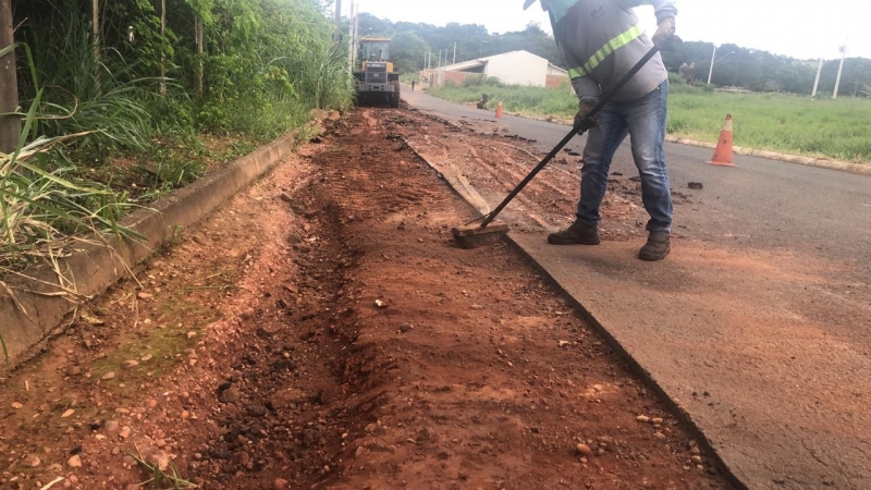 A Prefeitura  de Araguari, através da Secretaria de Obras, realizou hoje (27), a manutenção da Rua Júlio César de Sousa (Rua da Tripan) no Bairro do Bosque.