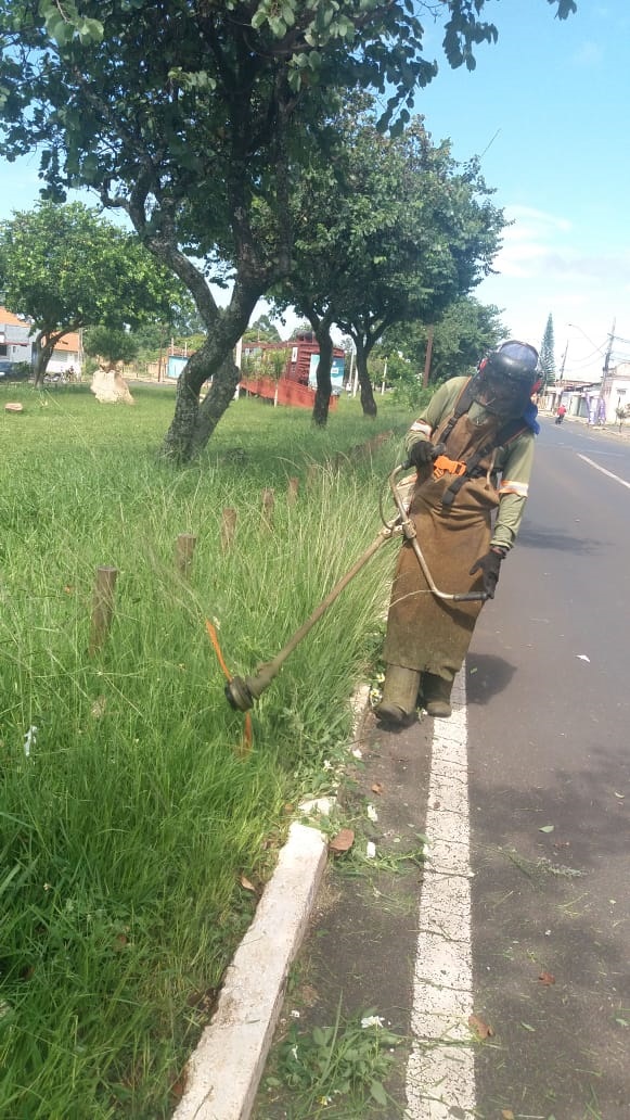 A Prefeitura de Araguari, através da Secretaria de Serviços Urbanos e Distritais, trabalhou no final de semana executando a poda de árvores na cidade. O serviço foi realizado no canteiro central da Avenida Batalhão Mauá neste sábado e domingo. Foi realizada a poda e retirada dos galhos de grande porte que estavam correndo o risco de cair e/ou atrapalhando o trânsito de veículos ou causando risco de acidentes.