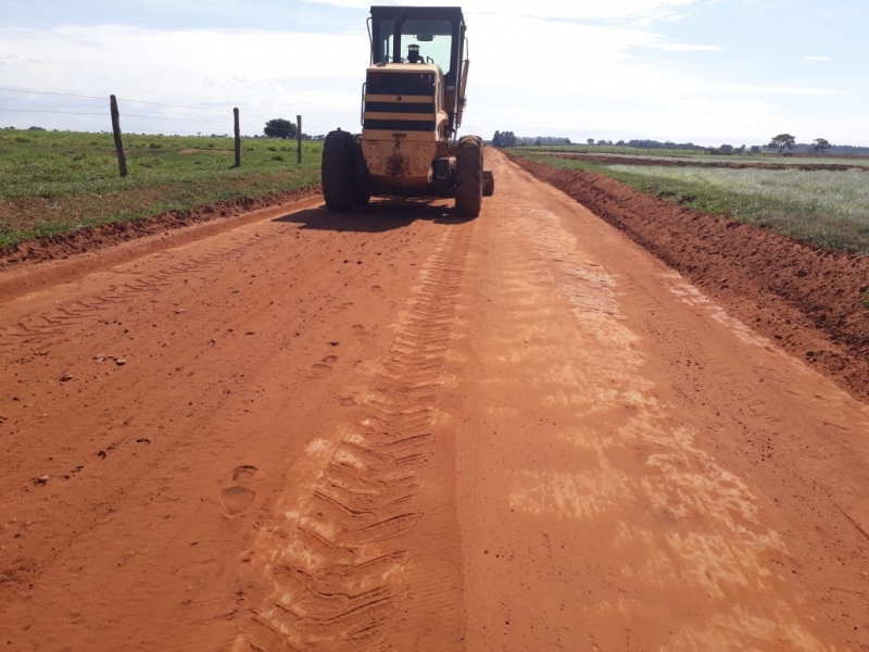 A Prefeitura de Araguari, através da Secretaria de Obras trabalha nesta semana na manutenção das estradas rurais do município. Na semana passada, os serviços estavam seguindo o cronograma, mas, diante de dias chuvosos ficou inviável a continuidade.