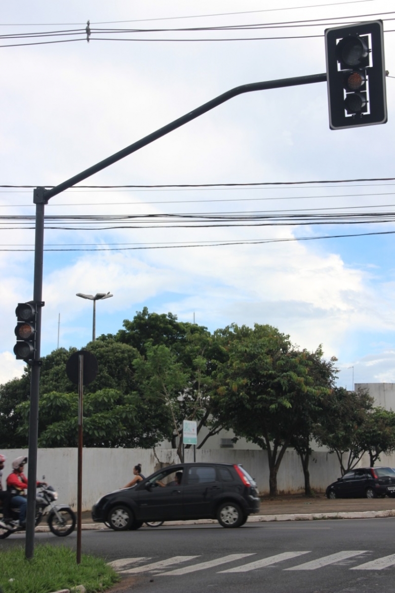 A Prefeitura de Araguari, através da Secretaria de Trânsito, Transporte e Mobilidade Urbana informa à comunidade que as chuvas do último final causaram danos aos semáforos localizados na confluência da Rua Coronel José Ferreira Alves com a Praça da Constituição (ao lado da UPA).