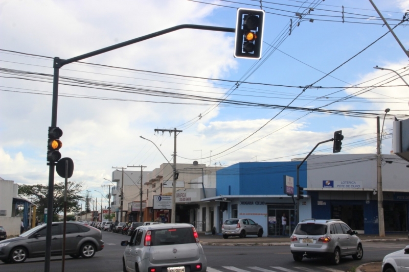 A Prefeitura de Araguari, através da Secretaria de Trânsito, Transporte e Mobilidade Urbana informa à comunidade que as chuvas do último final causaram danos aos semáforos localizados na confluência da Rua Coronel José Ferreira Alves com a Praça da Constituição (ao lado da UPA).