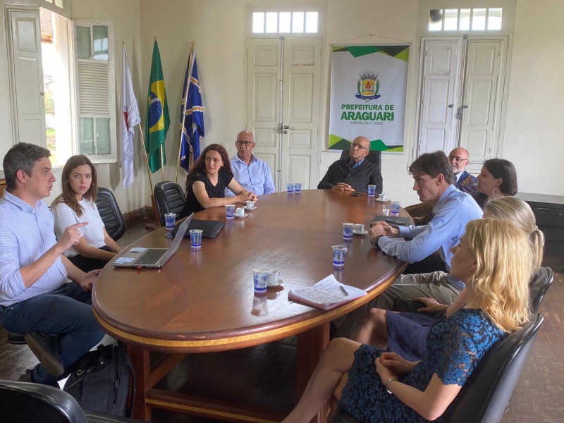 O prefeito Marcos Coelho recebeu na manhã desta quarta-feira (29), no Palácio dos Ferroviários, uma comitiva da LD celulose, que veio avaliar a evolução das obras da fábrica na cidade de Araguari e conhecer o impacto do empreendimento na região. Dentro dos assuntos tratados foi discutida a questão do impacto da geração de empregos e alocação de pessoas de outras regiões que estão sendo contratadas para as obras de construção do parque industrial da LD Celulose.