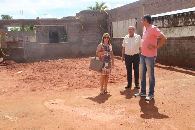 O Prefeito Marcos Coelho acompanhado da Secretária de Educação, Cristiane Nery visitou nesta quinta-feira (30), as obras dos três Centros Educacionais Municipais de Educação Infantil do Município.