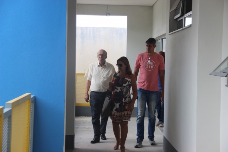 O Prefeito Marcos Coelho acompanhado da Secretária de Educação, Cristiane Nery visitou nesta quinta-feira (30), as obras dos três Centros Educacionais Municipais de Educação Infantil do Município.