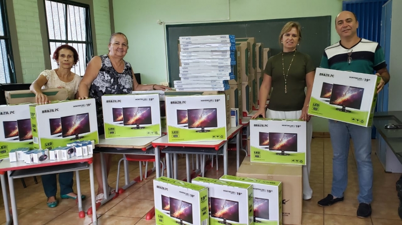 A Prefeitura de Araguari através da Secretaria de Educação realizou nesta semana a distribuição de 250 computadores para equipar os laboratórios de informática dos Centros Educacionais Municipais – C.E.M. Estão sendo investidos R$ 944.898,90 (Novecentos e quarenta e quatro mil, oitocentos e noventa e oito reais e noventa centavos).