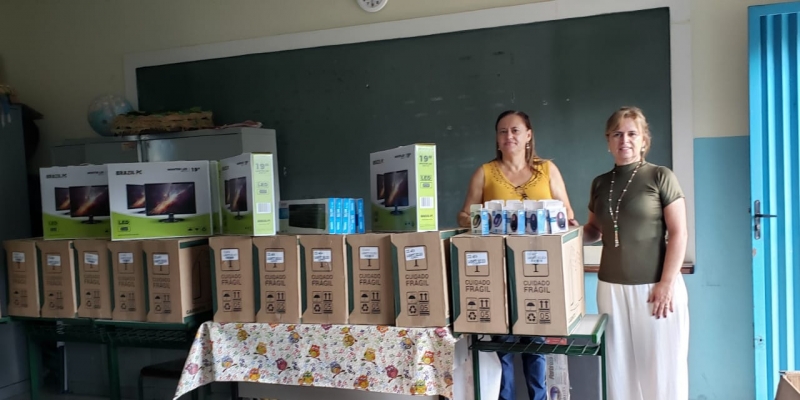 A Prefeitura de Araguari através da Secretaria de Educação realizou nesta semana a distribuição de 250 computadores para equipar os laboratórios de informática dos Centros Educacionais Municipais – C.E.M. Estão sendo investidos R$ 944.898,90 (Novecentos e quarenta e quatro mil, oitocentos e noventa e oito reais e noventa centavos).