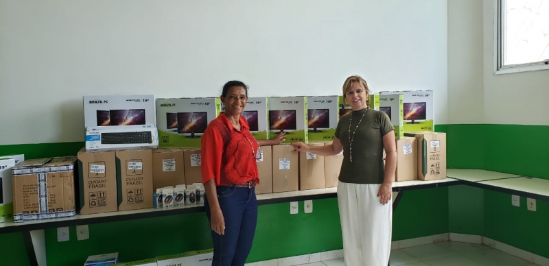 A Prefeitura de Araguari através da Secretaria de Educação realizou nesta semana a distribuição de 250 computadores para equipar os laboratórios de informática dos Centros Educacionais Municipais – C.E.M. Estão sendo investidos R$ 944.898,90 (Novecentos e quarenta e quatro mil, oitocentos e noventa e oito reais e noventa centavos).