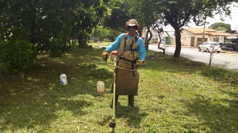 A Prefeitura de Araguari por meio da Secretaria de Serviços Urbanos e Distritais encerra a semana com várias frentes executando trabalhos de limpeza em vias públicas do município.