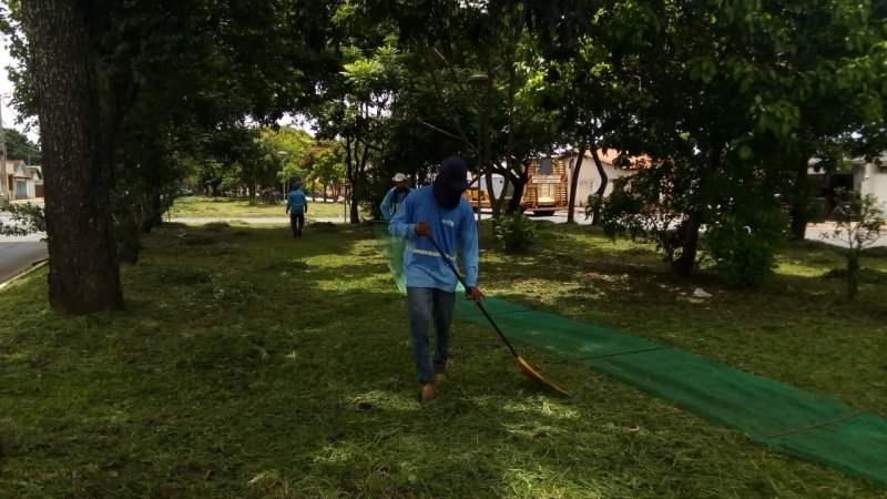 A Prefeitura de Araguari por meio da Secretaria de Serviços Urbanos e Distritais encerra a semana com várias frentes executando trabalhos de limpeza em vias públicas do município.