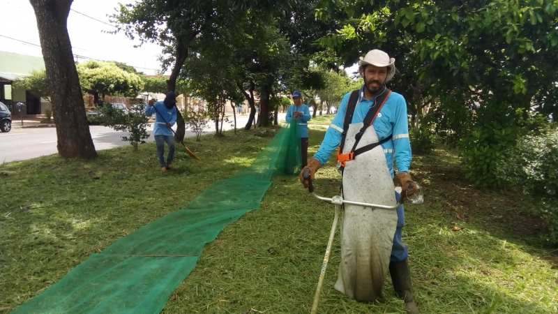 A Prefeitura de Araguari por meio da Secretaria de Serviços Urbanos e Distritais encerra a semana com várias frentes executando trabalhos de limpeza em vias públicas do município.