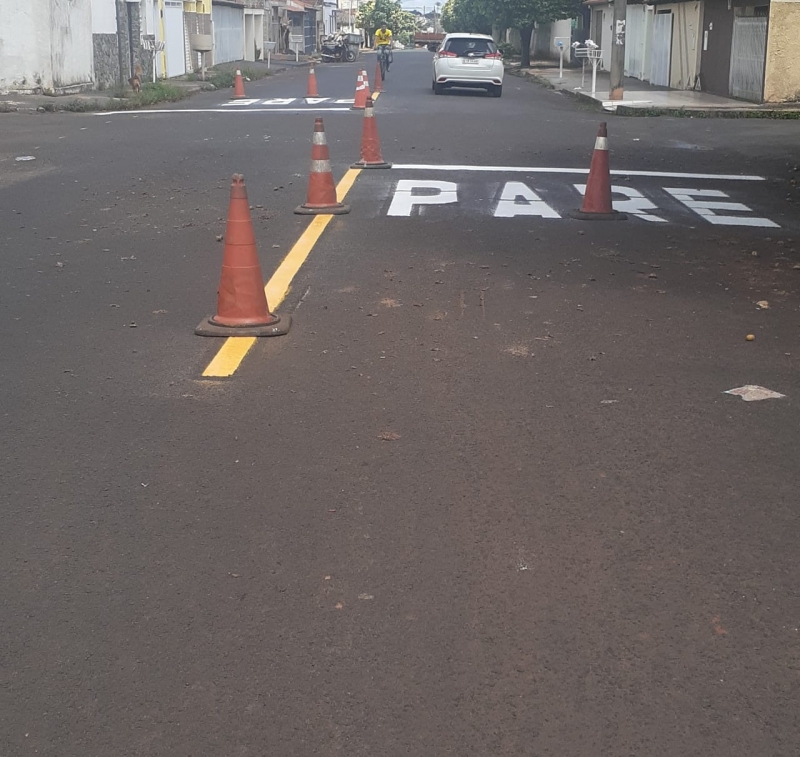 A Prefeitura de Araguari, por meio da Secretaria de Trânsito, Transporte e Mobilidade Urbana continuam o trabalho de manutenção da sinalização estratigráfica nas ruas e avenidas da cidade. Os trabalhos foram retomados neste mês de janeiro e vem atendendo vários setores. Nesta semana os serviços atenderam os Bairros: Aeroporto e Jardim Regina. Destaque para a Praça da Paróquia Rainha da Paz recebeu nova sinalização. 