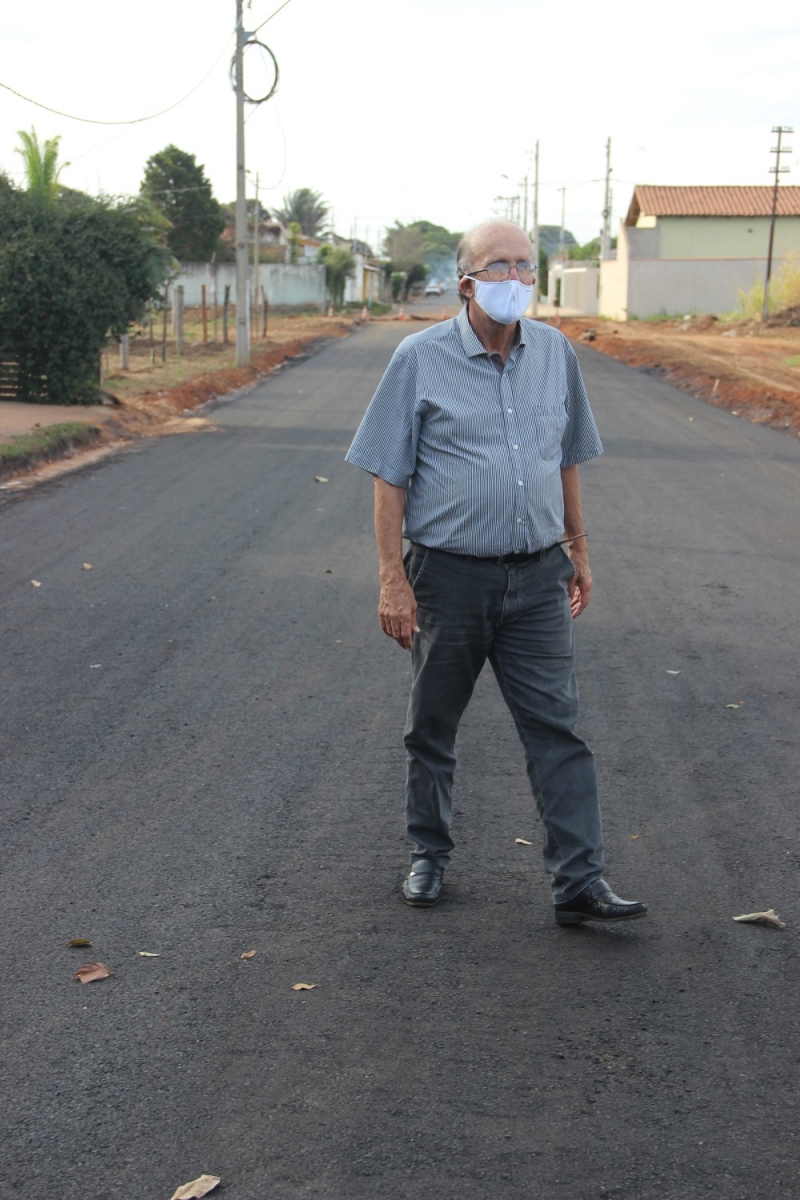 O prefeito Marcos Coelho, acompanhado do secretário de Gabinete, Márcio Marques, visitou hoje, 1 de julho, quatro vias que foram entregues a comunidade após o término das obras de asfaltamento.