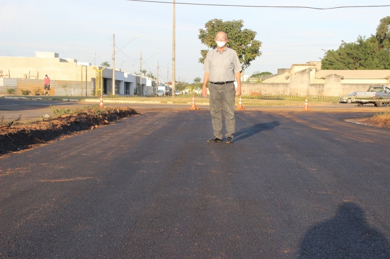 O prefeito Marcos Coelho, acompanhado do secretário de Gabinete, Márcio Marques, visitou hoje, 1 de julho, quatro vias que foram entregues a comunidade após o término das obras de asfaltamento.